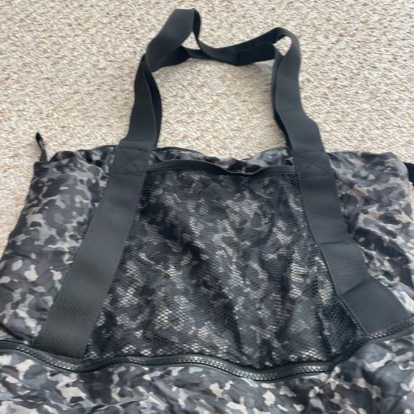 Athleta Camo Packable Tote - Picture 2 of 7